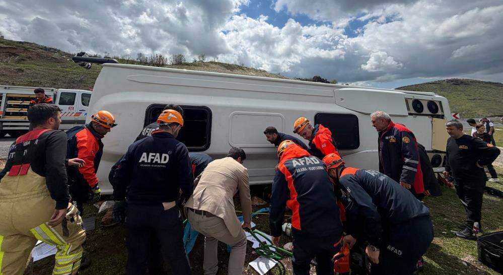 Yolcu otobüsü devrildi! Ölü ve çok sayıda yaralı var 7